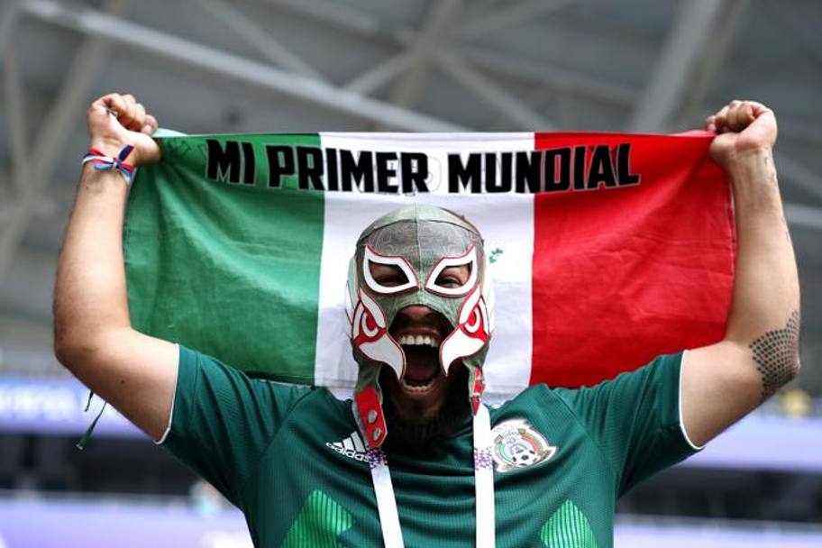 Un messicano con la maschera di Rey Mysterio, icona del wrestling e del Messico. Getty